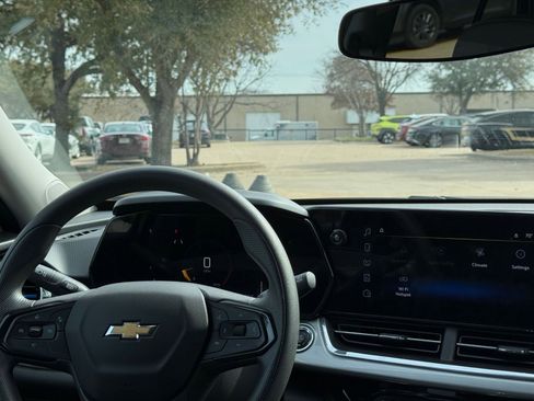 Used 2025 Chevrolet Trax LT image 34