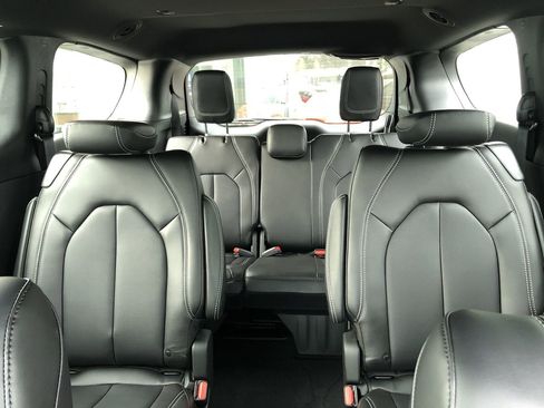 New 2026 Chrysler Pacifica Select image 13