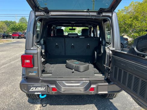 Used 2021 Jeep Wrangler Unlimited Sahara AWD/4WD image 15