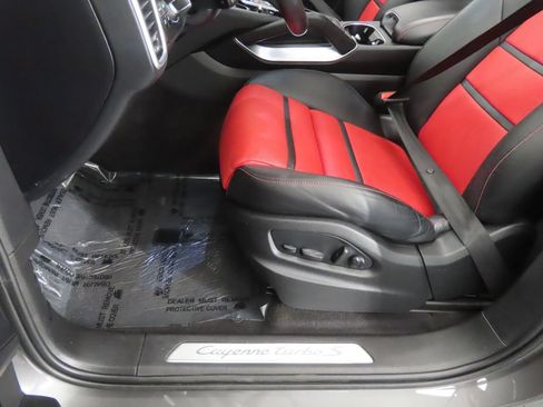 Certified 2023 Porsche Cayenne Turbo S AWD/4WD image 41