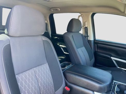 Used 2024 Nissan Titan SV w/ SV Convenience Package RWD image 27