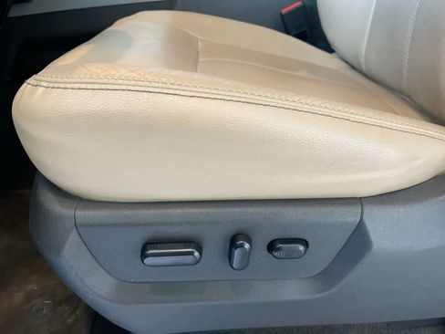 Used 2016 Ford F250 Lariat w/ Lariat Interior Package image 12