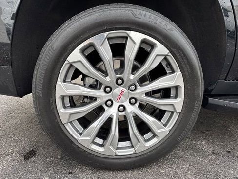 Used 2023 GMC Yukon Denali w/ Advanced Technology Package AWD/4WD image 6