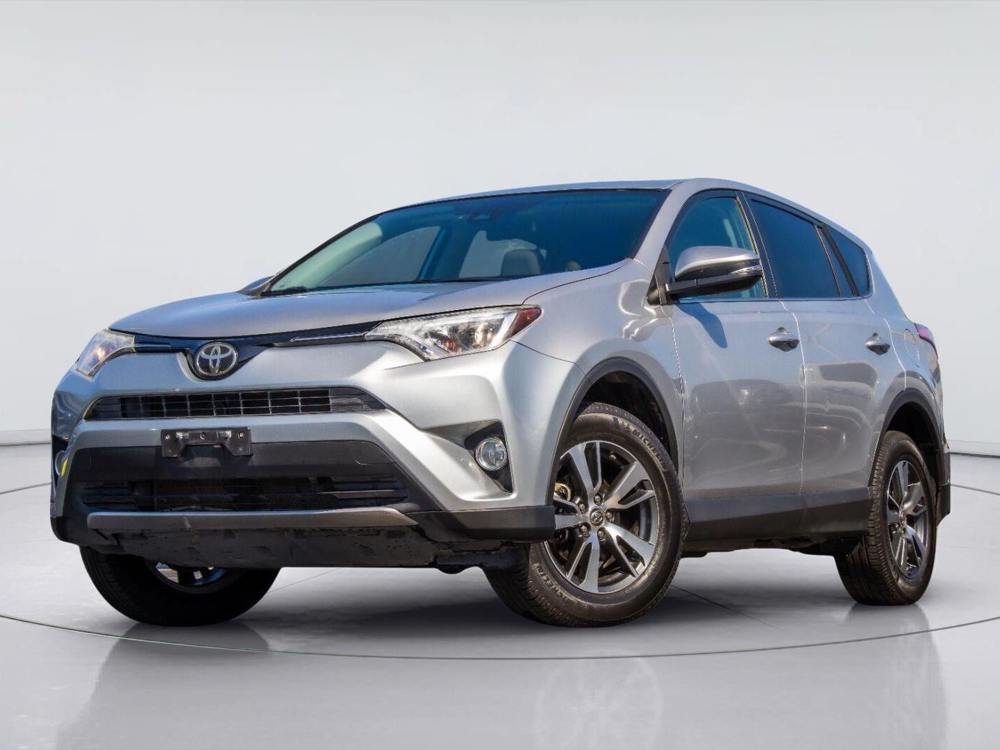 Used 2018 Toyota RAV4 XLE FWD image 2