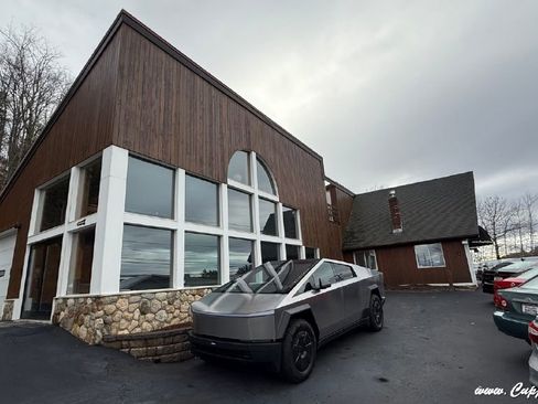 Used 2025 Tesla Cybertruck AWD Crew Cab image 31