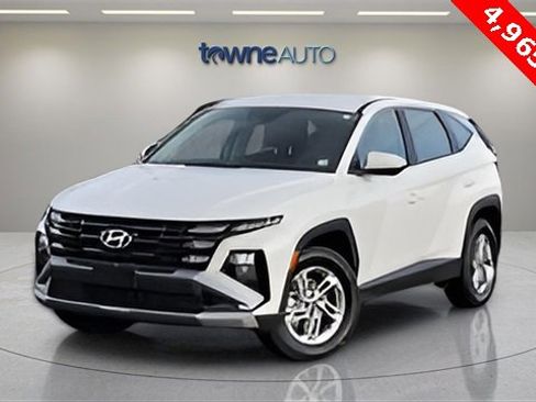 Used 2025 Hyundai Tucson SE image 1