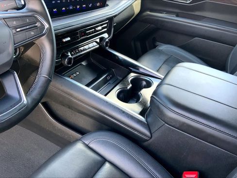 Used 2025 Chevrolet Suburban LT RWD image 16
