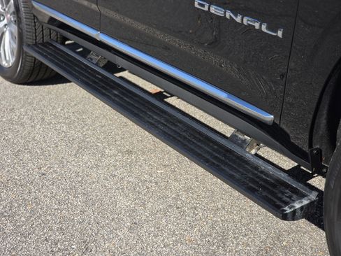 Used 2024 GMC Yukon Denali w/ Advanced Technology Package image 9