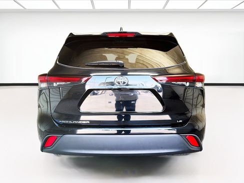Used 2024 Toyota Highlander LE FWD image 5