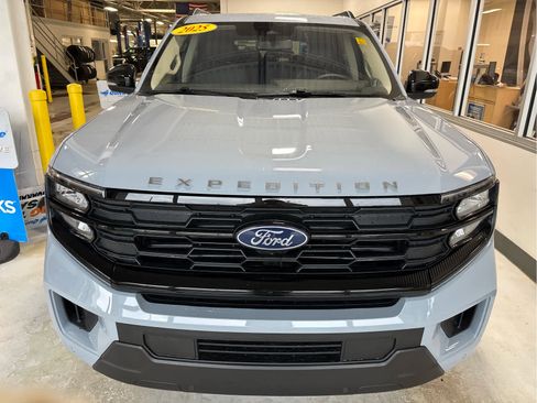 Used 2025 Ford Expedition Active RWD image 3