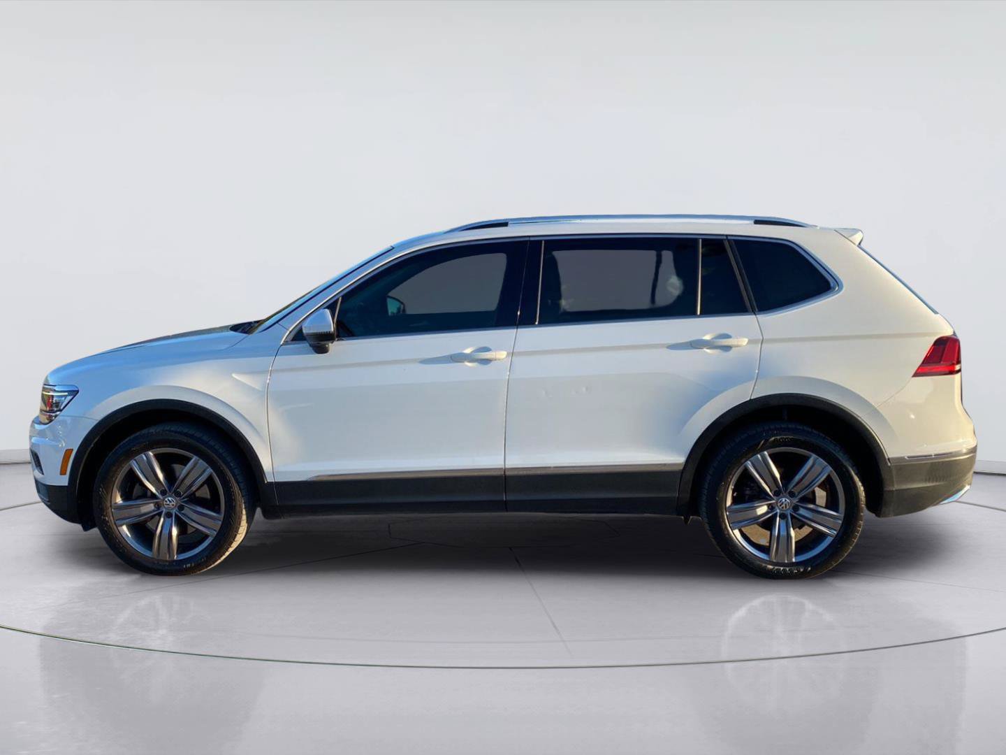 Used 2019 Volkswagen Tiguan SEL Premium AWD/4WD image 2