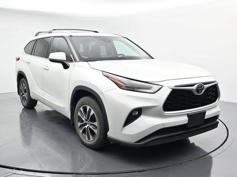 Used 2022 Toyota Highlander XLE AWD/4WD image 2