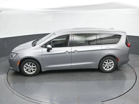 Used 2017 Chrysler Pacifica Touring FWD image 38