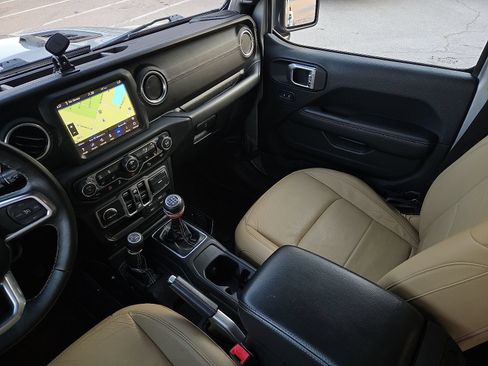 Used 2018 Jeep Wrangler Unlimited Sahara AWD/4WD image 12
