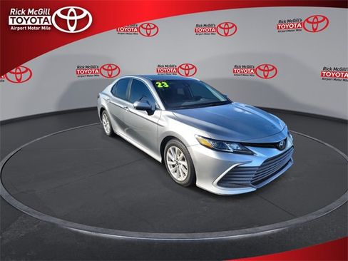 Used 2023 Toyota Camry LE image 2