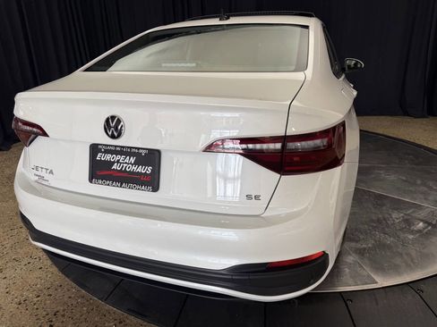 Used 2024 Volkswagen Jetta SE w/ Panoramic Sunroof Package image 8