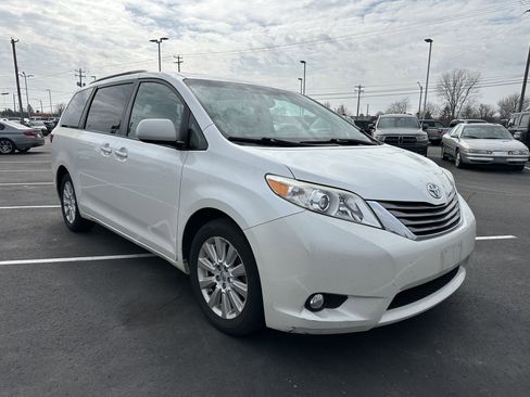Used 2015 Toyota Sienna XLE Premium image 3