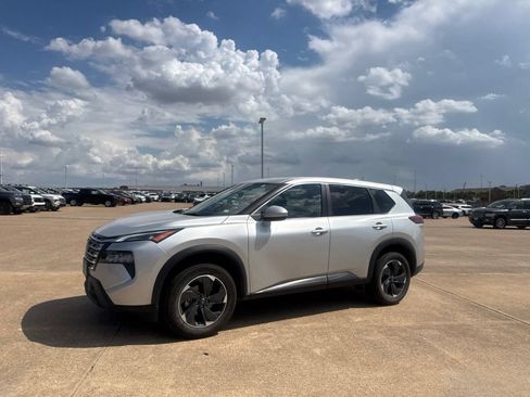Used 2025 Nissan Rogue SV FWD image 11