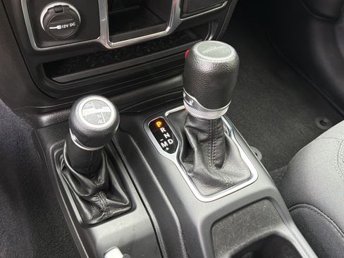 Used 2022 Jeep Gladiator Sport AWD/4WD image 40