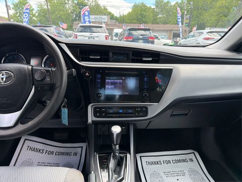 Used 2018 Toyota Corolla LE FWD image 11