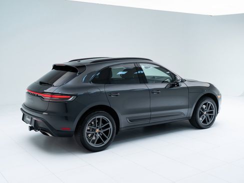 Certified 2026 Porsche Macan AWD/4WD image 9
