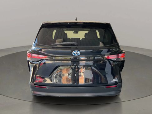 Used 2021 Toyota Sienna FWD image 3