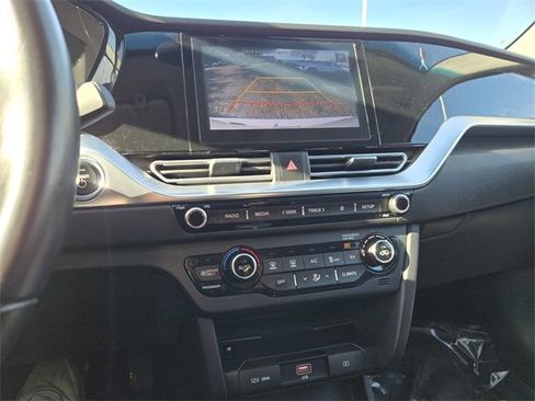 Certified 2022 Kia Niro EX image 18