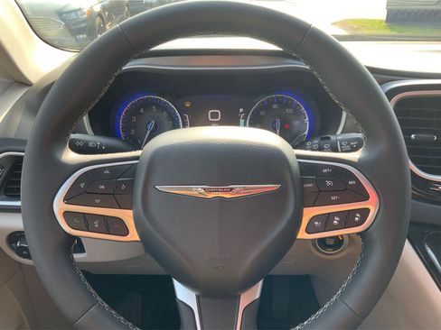 Used 2023 Chrysler Pacifica Touring-L FWD image 16