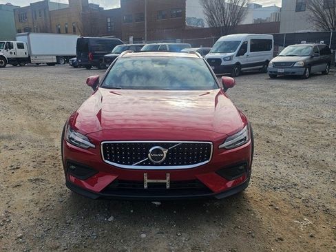 Certified 2024 Volvo V60 B5 Cross Country Plus image 5
