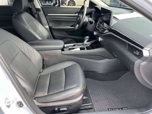 Used 2024 Nissan Altima 2.5 SR w/ SR Premium Package FWD image 11