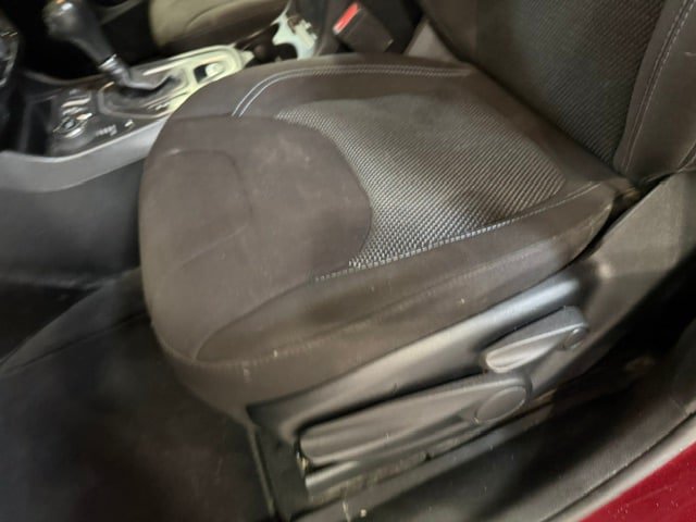 Used 2019 Jeep Cherokee Latitude w/ Popular Appearance Group AWD/4WD image 37