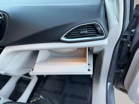 Used 2023 Chrysler Pacifica Touring-L FWD image 45