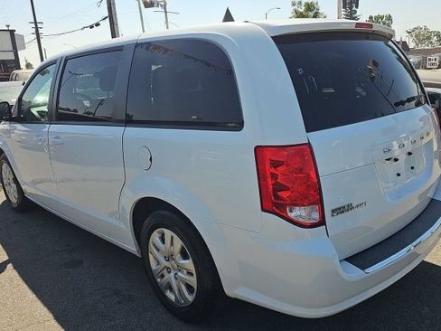 Used 2018 Dodge Grand Caravan SE w/ UConnect Hands-Free Group FWD image 3