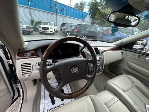 Used 2009 Cadillac DTS w/ Trunk Convenience Package FWD image 5