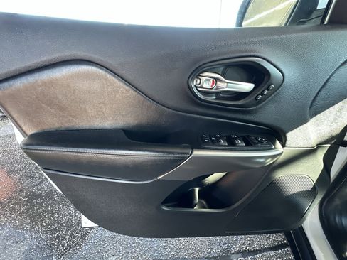 Used 2019 Jeep Cherokee Limited image 32