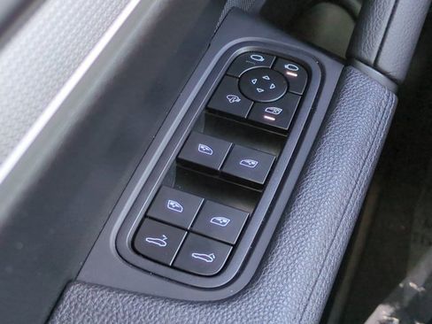 Used 2025 Porsche Cayenne image 23