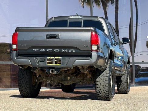 Used 2016 Toyota Tacoma TRD Sport image 11