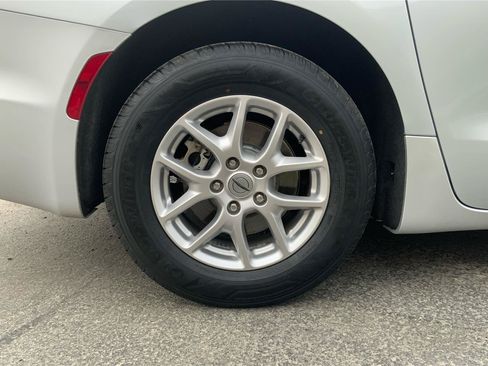 Used 2023 Chrysler Pacifica Touring-L FWD image 28