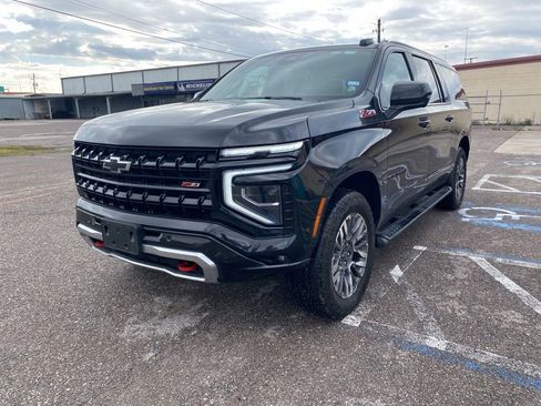 Used 2025 Chevrolet Suburban Z71 image 7