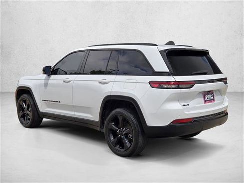 Used 2022 Jeep Grand Cherokee Altitude AWD/4WD image 7