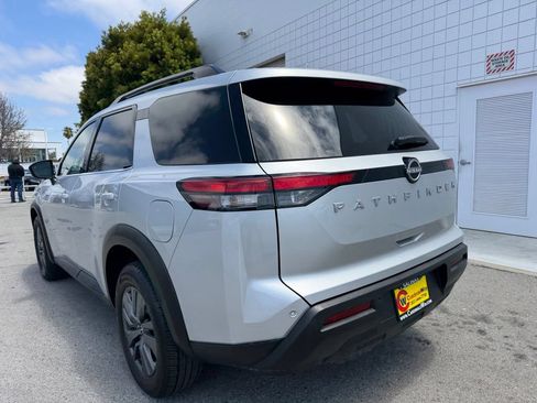 Used 2025 Nissan Pathfinder SV FWD image 4