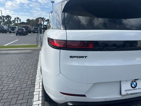 Used 2023 Land Rover Range Rover Sport SE Dynamic image 5