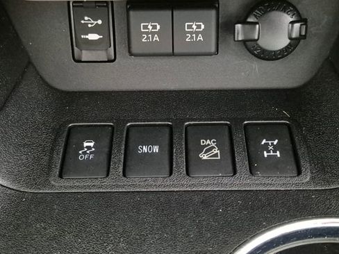 Used 2019 Toyota Highlander XLE AWD/4WD image 18