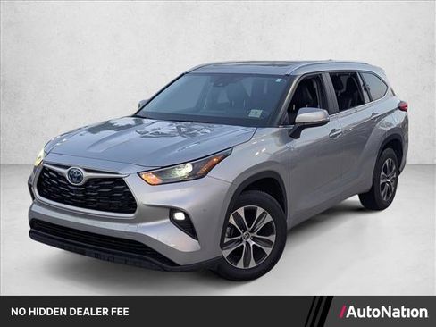 Used 2023 Toyota Highlander XLE FWD image 1