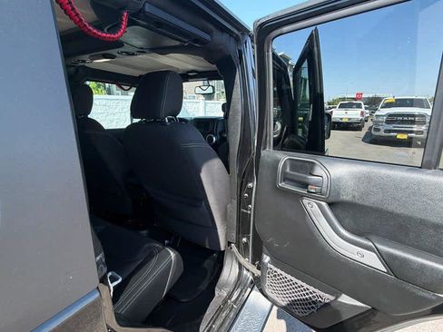 Used 2017 Jeep Wrangler Unlimited Sahara w/ Connectivity Group AWD/4WD image 25