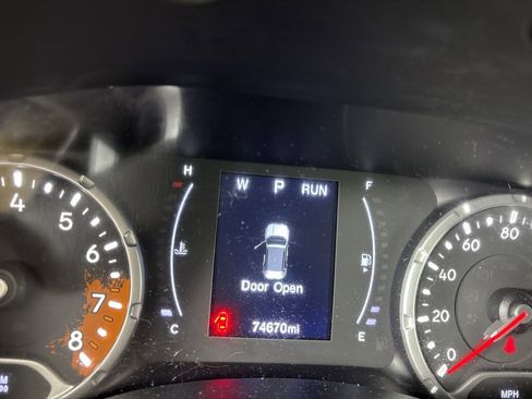 Used 2018 Jeep Renegade Latitude w/ Popular Equipment Group image 13