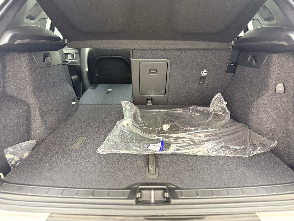Used 2024 Volvo XC40 B5 Plus w/ Protection Package Premier AWD/4WD image 27