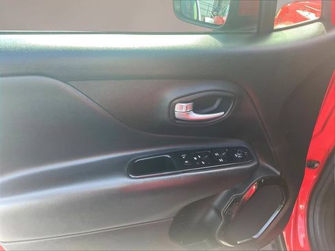 Used 2018 Jeep Renegade Altitude w/ Popular Equipment Group FWD image 19