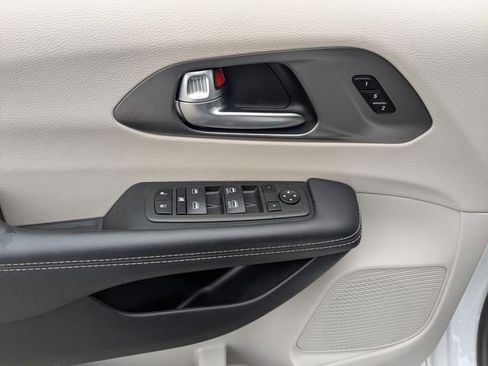 Used 2023 Chrysler Pacifica Touring-L FWD image 24