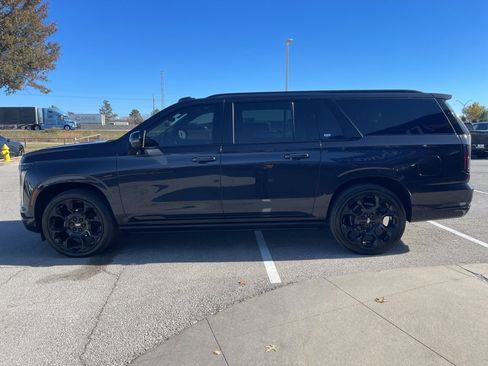 Used 2025 Cadillac Escalade ESV Sport Platinum image 6